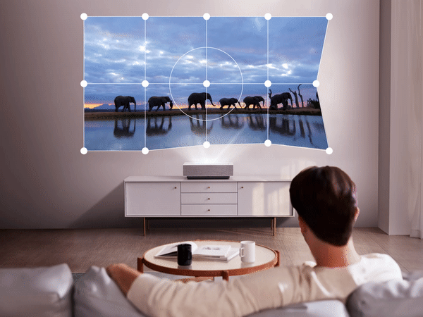 화면 포인트를 이용해 움직여 맞추는 모습/사진제공=LG전자