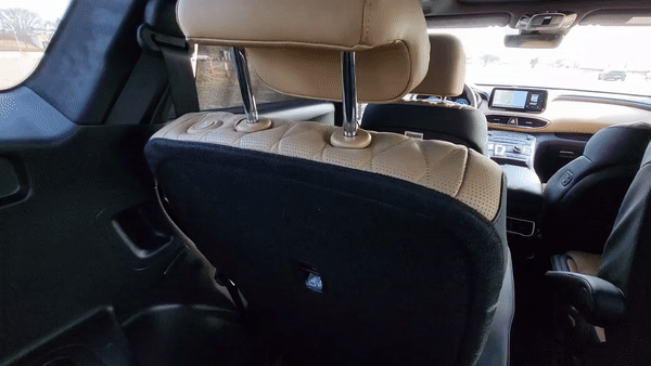 2022년식 싼타페 하이브리드 6인승 모델의 2열 시트 전동 폴딩/사진=이강준 기자