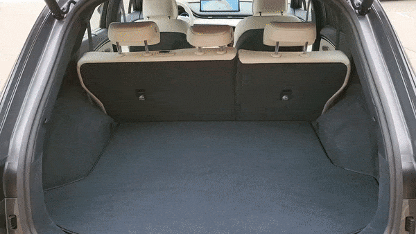 제네시스 GV70 전동화 모델 2열 좌석을 접는 모습/사진=이강준 기자