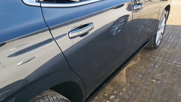 쉐보레 타호 하이컨트리 다크 나이트 에디션의 문을 열면 하단에서 발판이 자동으로 나온다./사진=이강준 기자