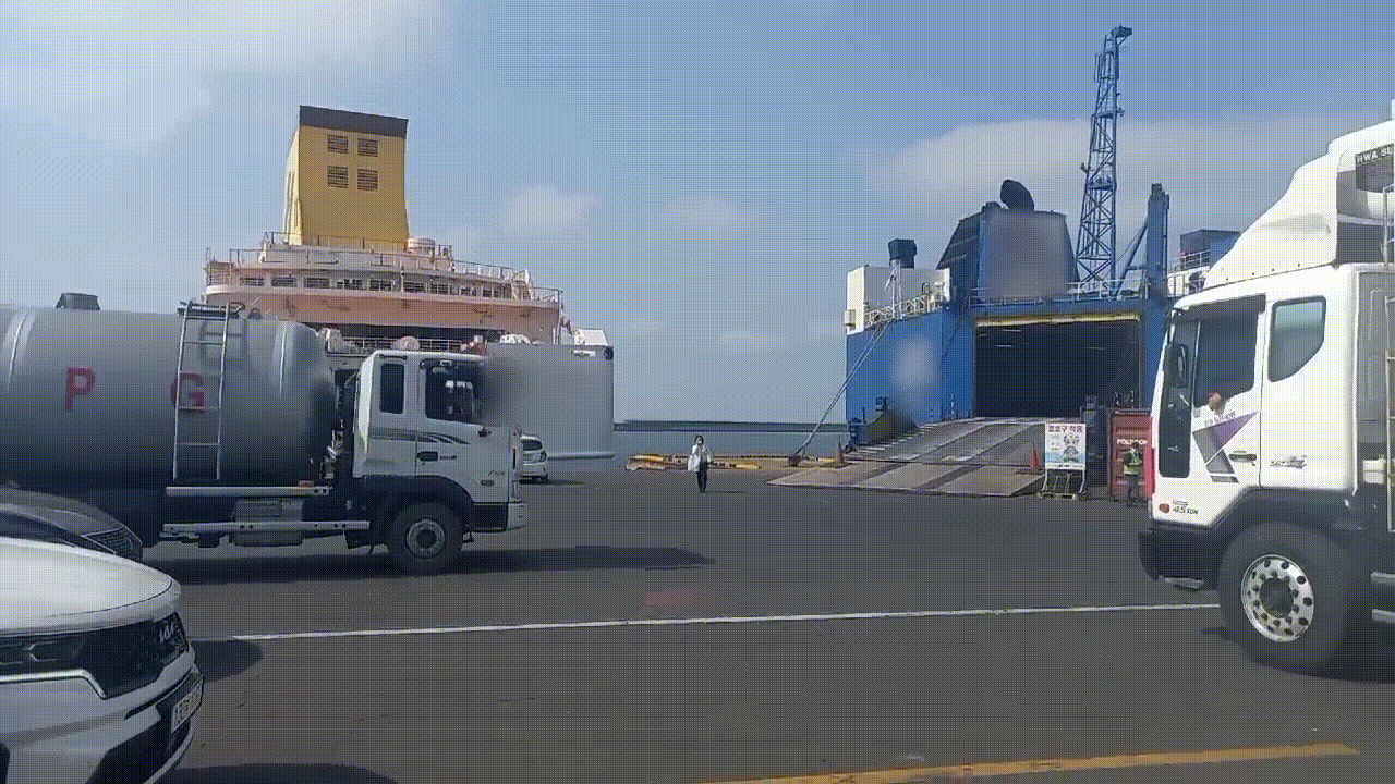 6일 오후 4시쯤 제주도의 한 선착장에서 LPG 가스 운송차량인 벌크로리가 2000톤 규모 화물선 앞을 지나고 있다. 제주도의 한 LPG 판매업체는 미허가 벌크로리로 LPG 운송 사업을 벌여 경찰의 수사를 받고 있다./사진=김성진 기자