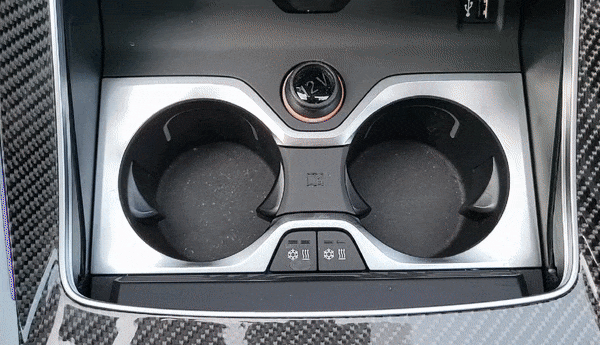 BMW X6 M50i 냉온열 컵홀더 작동 모습/사진=이강준 기자