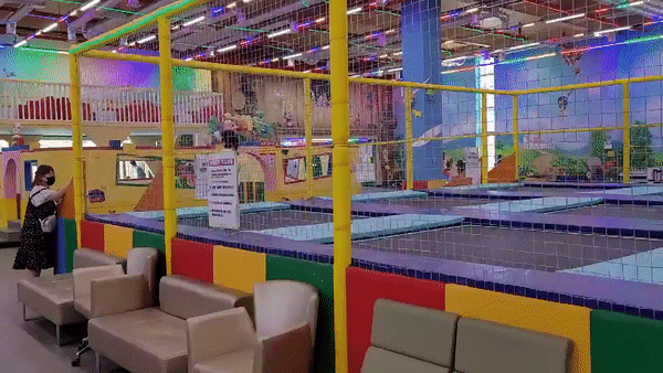 어린이날을 하루 앞둔 4일. 경기도 양주시 두리랜드를 찾은 어린이가 트램펄린을 즐기며 뛰노는 모습./사진=김도균 기자