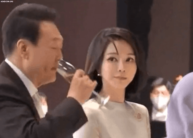 윤석열 대통령과 김건희 여사/사진=온라인 커뮤니티 캡쳐 