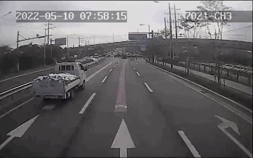 도로 중앙분리봉을 넘어 갑자기 나타난 차 /사진=온라인 커뮤니티 