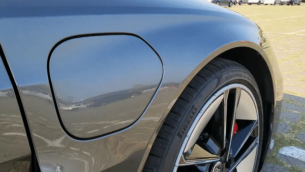 아우디 RS e-트론 GT 충전구 작동 모습/사진=이강준 기자