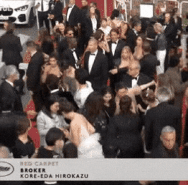 가수 겸 배우 아이유가 26일(현지시간)칸 국제 영화제 레드카펫 행사에서 프랑스 뷰티 인플루언서와 부딪히는 모습./사진=칸 국제 영화제 중계 영상 캡처