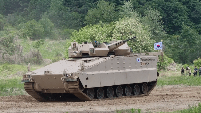 포탑 구동 중인 레드백/사진=최민경 기자