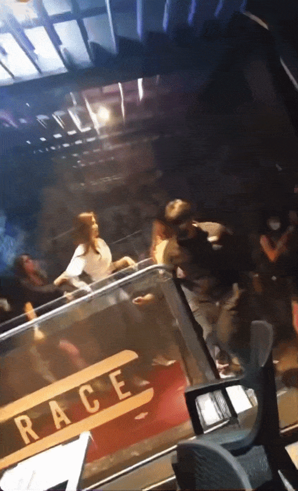 네이마르가 29일 오전 5시30분쯤 서울 서초구 소재 한 클럽을 방문한 뒤 나가고 있다. /사진=독자 제공 