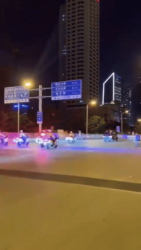 중국 톈진대학 학생들이 시위를 벌이고 있다는 소식에 현장으로 출동하는 경찰들/영상=트위터 갈무리