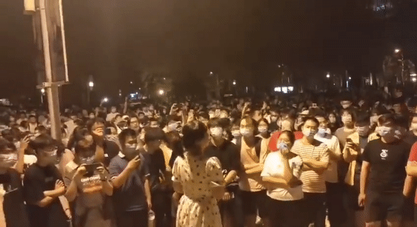 지난 26일 중국 베이징 인근 톈진대학 학생들이 몰려 나와 시위를 벌였다. / 영상=트위터 갈무리