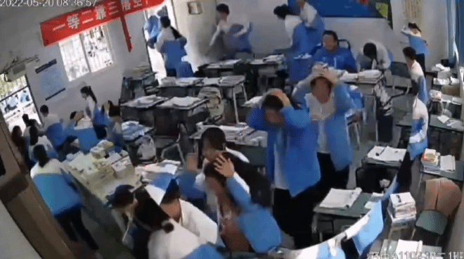 지난 20일 중국 쓰촨성 야안시에서 4.8 규모의 지진이 발생하자 한 중학생들이 장애인 친구의 탈출을 돕고 있다./사진=트위터 갈무리