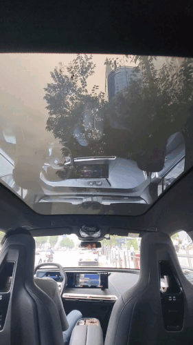 BMW iX xDrive50의 전기변색 차광 기능이 탑재된 파노라마 글라스 루프. 전기 신호로 유리 투명도를 변형해 햇빛을 차단해준다./사진=이강준 기자