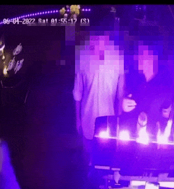 지난 4일(현지시간) 새벽 뉴욕 코리아타운 한 아시아 음식 전문점에서 크레디트스위스 언론 담당 책임자 로먼 캠벨이 난동을 부리고 있다./사진=뉴욕포스트 