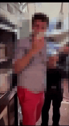 지난 4일(현지시간) 새벽 뉴욕 코리아타운 한 아시아 음식 전문점에서 크레디트스위스 언론 담당 책임자 로먼 캠벨이 난동을 부리고 있다./사진=뉴욕포스트 