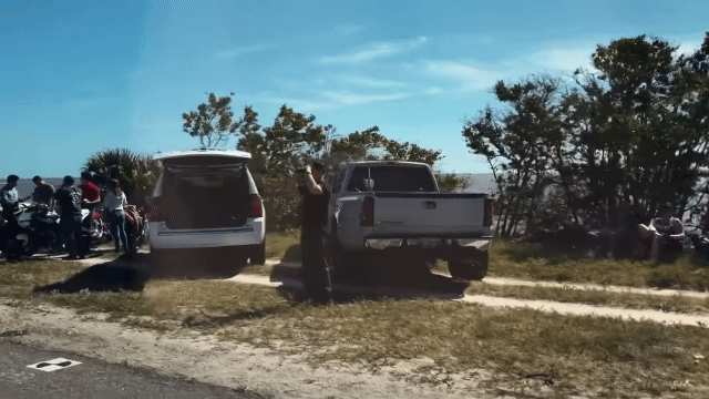 미국항공우주국(NASA)은 발사장 인근에서 로켓이 잘 보이는 지역을 공개하고 있다. 미국 국민들이 발사장 인근에서 장사진을 이룬 모습. / 사진=스페이스X
