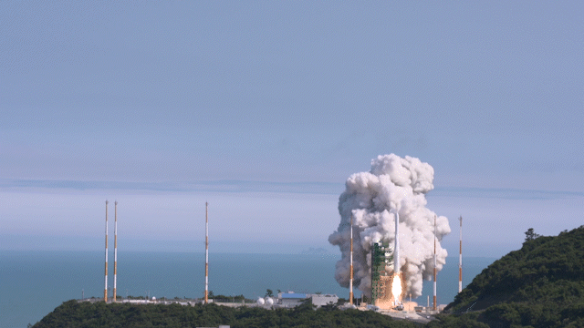 21일 오후 4시 전남 고흥 나로우주센터에서 누리호가 힘차게 발사되고 있다./사진=한국항공우주연구원