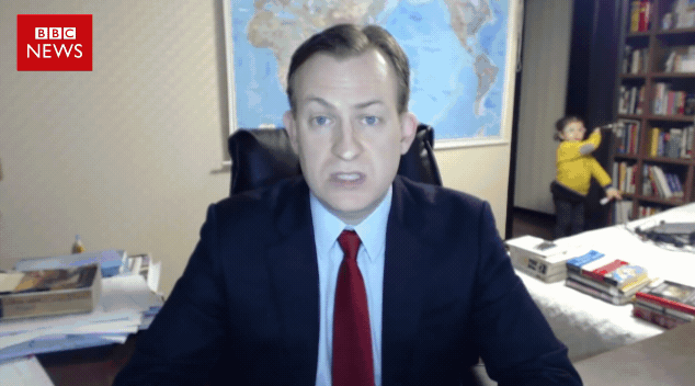 지난 2017년 켈리 교수가 BBC와 생방송 화상 인터뷰 하는 도중 아기들이 방에 들어오며 방송사고가 났다. /사진=BBC 유튜브 갈무리