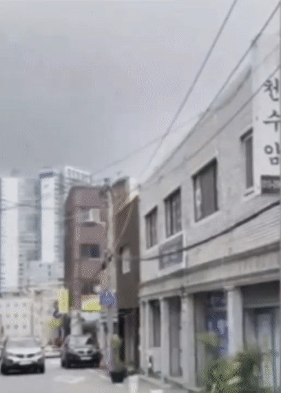 지난 7일 부산 금정구 부곡동의 한 골목길에서 사람 양팔 너비의 작은 너비의 소나기가 내렸다/사진=인스타그램 
