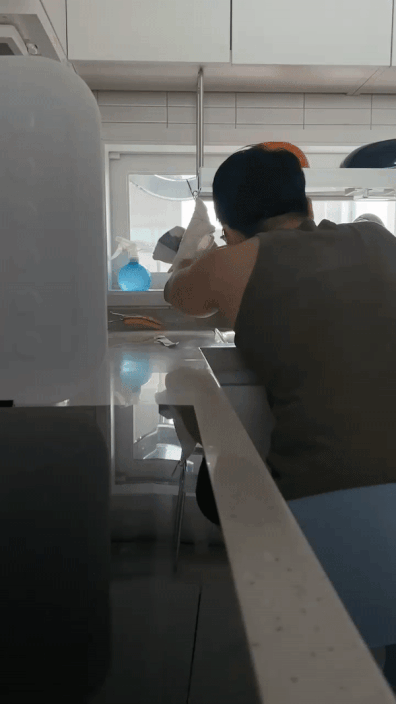 싱크대 유리는 닦기 힘들다고 했던 아내의 말. 직접 해보니 그 이유를 바로 알 수 있었다./사진=남형도 기자 셀카