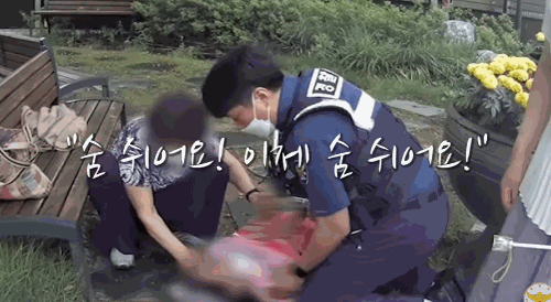 지난달 27일 오후 강원 평창 진부파출소 앞 벤치에서 심질환을 앓던 여성 노인이 의식을 잃었다가 경찰의 심폐소생술로 호흡을 찾았다./사진='경찰청' 유튜브