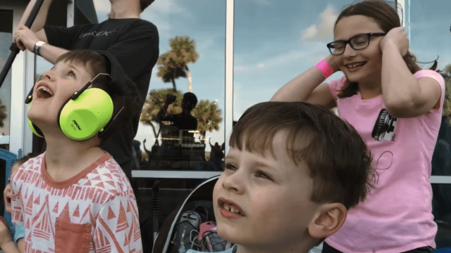 과거 미국 우주탐사기업 스페이스X의 로켓 발사 순간을 바라보는 어린이들. 수년 전 미국 스페이스X 유튜브에 올라온 영상. / 사진=SpaceX