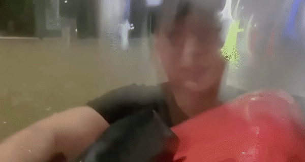 고립 운전자를 구조할 당시의 표세준씨 모습./영상=국방TV