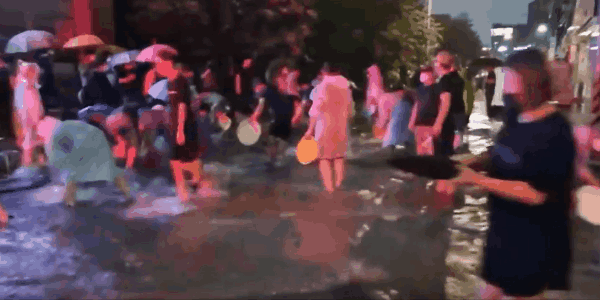 지난 10일 충북 청주시 흥덕구 복대동의 한 아파트 주민들이 지하주차장 침수를 막기 위해 바가지로 빗물을 퍼내는 모습 /영상=청주방송(CJB) 뉴스 캡처