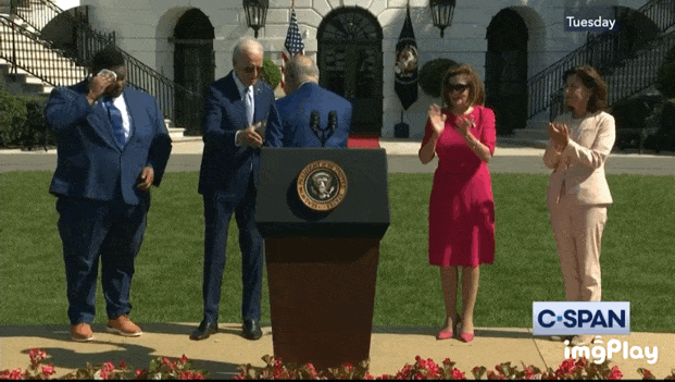 지난 9일 백악관에서 열린 반도체 지원 법안 서명식에서 척 슈머 민주당 상원 원내대표와 인사를 나누는 조 바이든 미국 대통령(왼쪽 두 번째) /영상=트위터