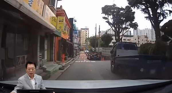차량 한 대가 겨우 지나갈 수 있는 좁은 도로에서 일어난 개문 사고. /영상=한문철TV