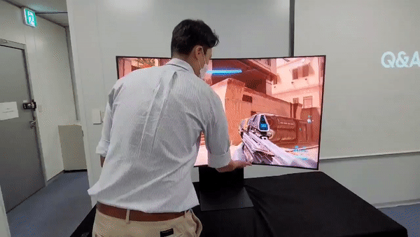 16일 삼성전자 '오디세이 아크' 미디어 브리핑에서 관계자가 제품을 회전시키는 모습. / 영상 = 오진영 기자