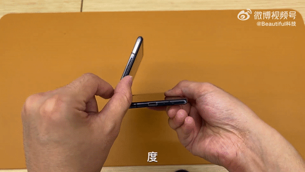 중국 샤오미 폴더블 스마트폰 '샤오미 믹스 폴드2'가 원하는 각도로 접었을 때 고정되는 '프리 스탑' 기능을 지원하지 않는다는 지적이 나온다./사진=유튜브 채널 'Fold Universe