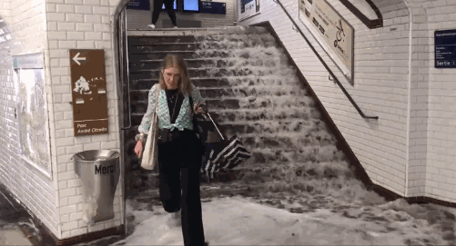 17일(현지시각) 프랑스 파리에서 폭우가 내리며 일부 지하철역 계단에서 빗물이 폭포처럼 쏟아졌다./사진=트위터