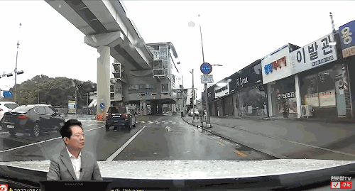 지난 11일 오후 2시쯤 경기 용인시에서 한 노인이 인도에 선 채 택시를 기다리고 있다./사진=유튜브 '한문철TV' 