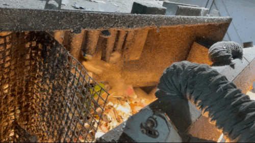  압축공기를 활용해 광학선별기를 거친 폐플라스틱을 자동으로 분류하고 있다. /사진=김훈남 기자