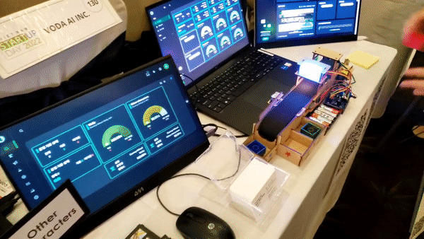 보다에이아이가 미니어쳐로 만든 공정 관제·딥러닝 서비스를 시연하며 개념을 설명하고 있다. /사진=최태범 기자 