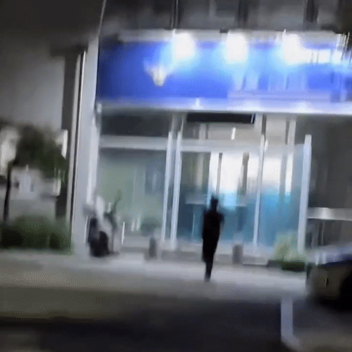 한 소년이 긴 막대를 들고 서울 강동경찰서 고덕파출소 앞에서 난동을 부리는 영상이 지난 12일 공개됐다./사진=온라인 커뮤니티