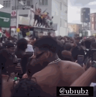 노팅힐 카니발이 열린 영국 런던 래드브룩그로브에서 시민 10명이 한 버스 정류장 지붕 위로 올라가 춤을 추다가 지붕이 무너졌다./사진=트위터