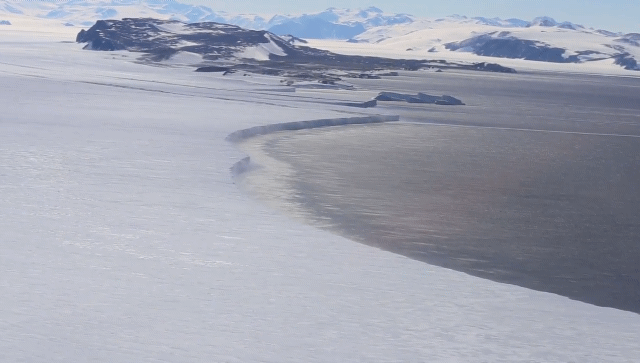 극지연구소 연구팀이 남극 빙붕의 균열을 파악하기 위해 진행한 연구. / 영상=극지연구소