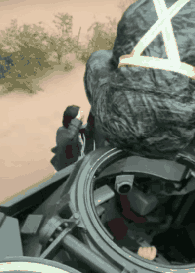 해병대 1사단은 6일 오전 6시30분부터 경북 포항 침수지역에 한국형 장갑차(KAAV) 2대와 IBS 3대를 투입했다고 밝혔다. 불어난 물에 고립된 주민이 KAAV에 구조되는 모습. /영상=해병대 인스타그램 