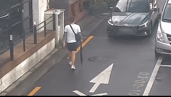 지난달 17일 서울시 용산구 한 길가에서 한 40대 남성이 고의로 차량에 부딪히는 일명 '손목치기' 수법을 이용해 차량을 멈춰세우고 있다. /영상제공=용산경찰서