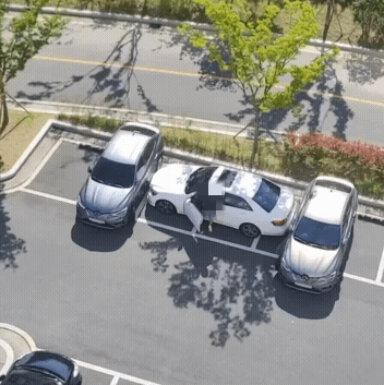 주민들이 민폐 주차를 한 벤츠 차주를 응징하기 위해 문제의 차량 앞뒤로 차를 바짝 붙여 세워 차를 뺄 수 없게 되자 해당 차주가 경찰을 불렀다. /사진=온라인 커뮤니티