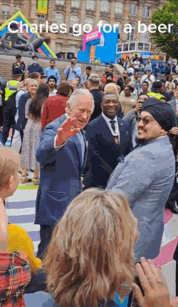 찰스 3세 영국 국왕이 왕세자 시절 시민과 농담을 나누는 영상이 SNS에서 800만회 이상의 조회수를 기록하며 화제를 모으고 있다./사진=틱톡