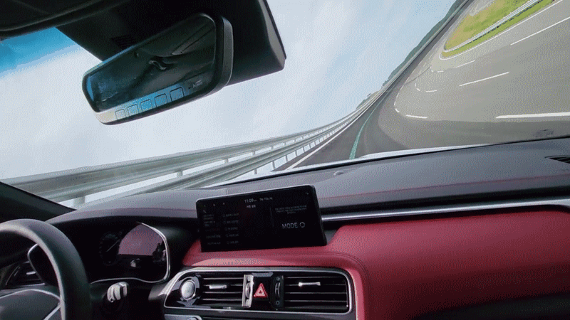 15일 오전 HMG 드라이빙 익스피리언스 센터에서 고속주회로 택시 서비스를 체험하는 모습. /사진=정한결 기자.