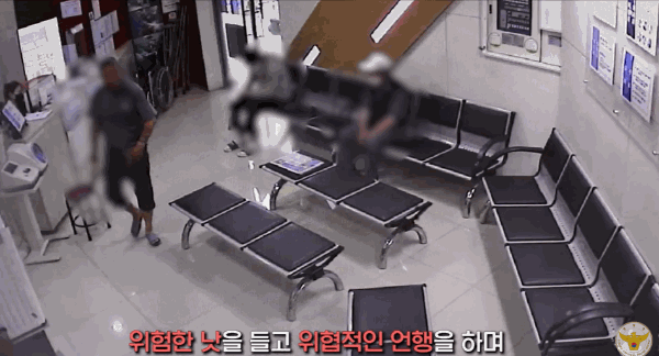 지난 7월11일 오전 8시쯤 경기도 한 병원에서 남성이 낫을 들고 돌아다니고 있다./사진=유튜브 