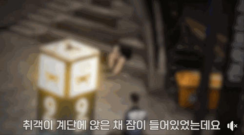 13일 서울경찰 페이스북에 게시된 영상에 따르면 술에 취해 거리에서 잠든 행인의 휴대전화를 주워 달아난 남성이 경찰에 붙잡혔다./사진=페이스북 