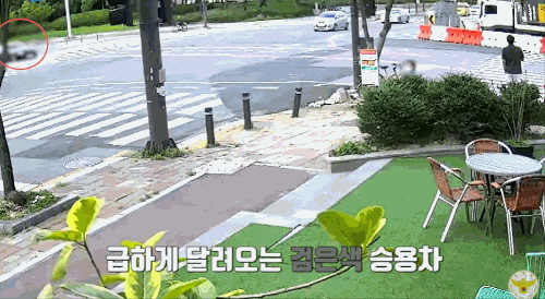 지난달 31일 광주 서구 치평동 한 사거리에서 차량 전복 사고가 발생했다./사진=유튜브