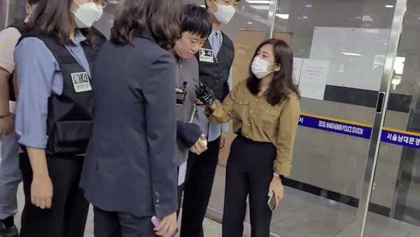 21일 오전 서울 남대문경찰서에서 서울 지하철 2호선 신당역 여자화장실에서 여성 역무원을 살해한 전주환(31)이 구속 상태로 검찰에 넘겨지기전 취재진의 질문에 답하고있다./영상=하수민기자