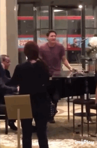 지난 17일 저녁 쥐스탱 트뤼도 캐나다 총리가 호텔 로비에서 퀸의 '보헤미안 랩소디'를 부르고 있다./사진=트위터