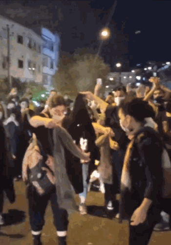 지난 16일 이란에서 한 여성이 히잡을 제대로 쓰지 않았다는 이유로 경찰에 잡혀간 뒤 숨진 가운데 여성들이 항의의 표시로 히잡을 불태우고 있다./사진=트위터 'Shayan86'